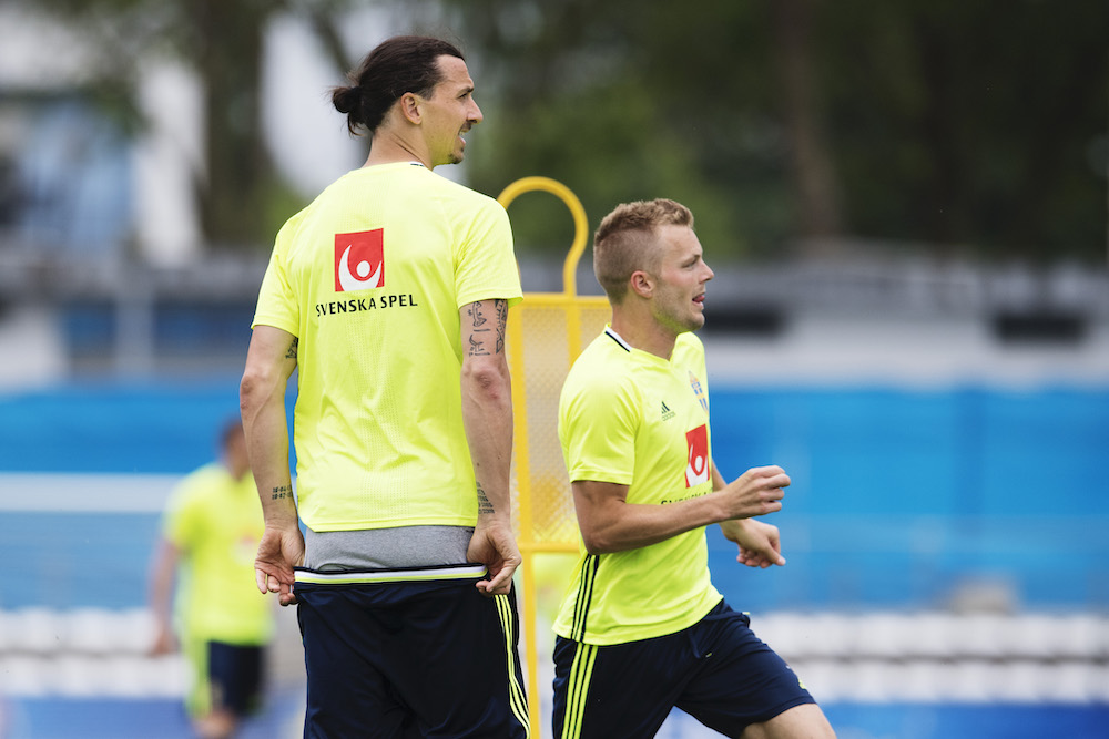 Sebastian Larsson hoppas på comeback för Zlatan i landslaget